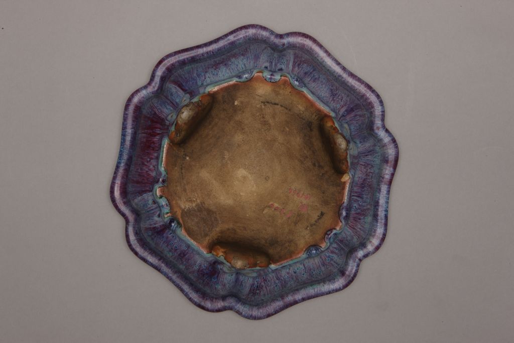 仿钧窑变釉葵花式三足花盆托底部